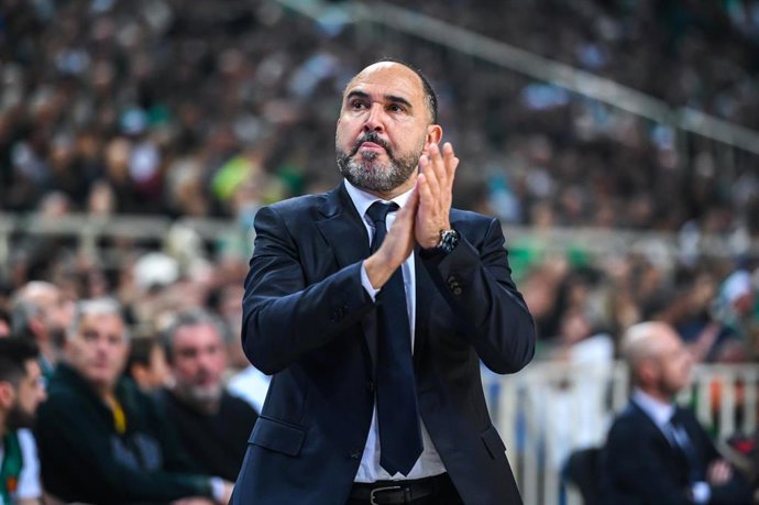 El entrenador del Real Madrid de baloncesto, Chus Mateo, en un partido de la Euroliga 2023-2024.