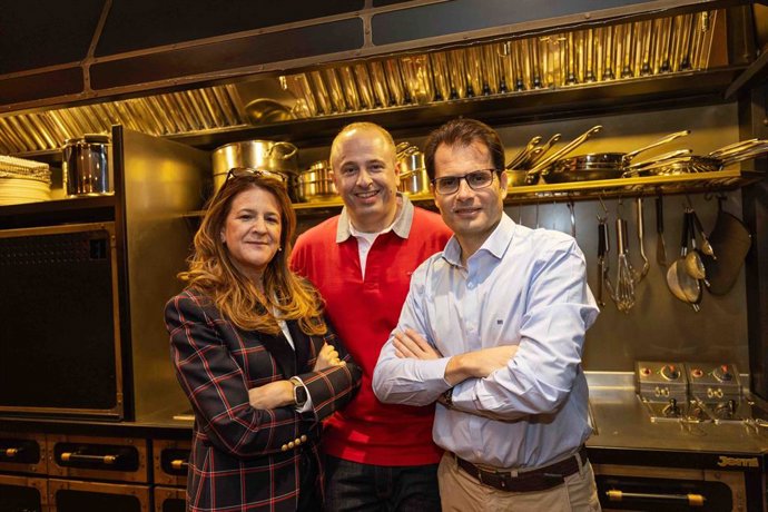 Araceli Jaliff y Ernesto Messina, directores de Foodsat, y Antonio Campillo, CEO de Dimasa.
