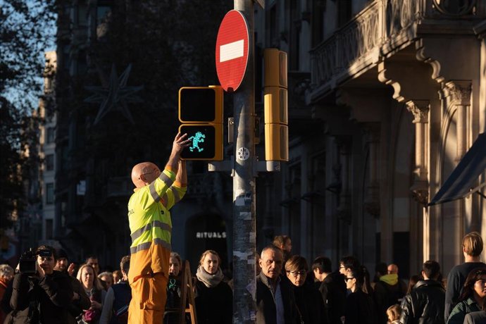Semáforo de 'Mortadelo y Filemón' en el cruce de la Ronda Sant Pere con el paseo de Grcia de Barcelona.