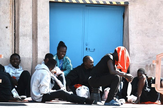 Archivo - Varios migrantes  en El Hierro, Santa Cruz de Tenerife, Canarias (España)