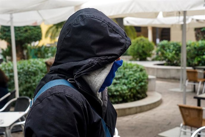 Archivo - Transeúnte abrigado, archivo 