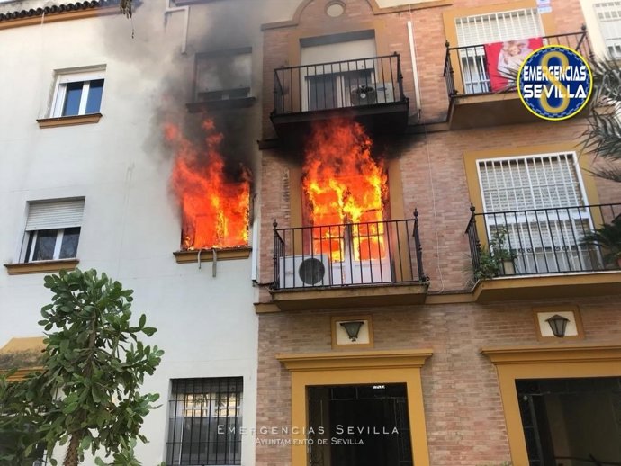 Incendio en un piso de la calle Rafael Salgado.