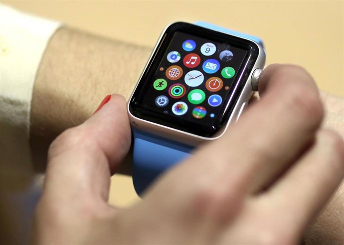 Archivo - FILED - 09 March 2015, Berlin: A woman wears an apple watch during a press event in the Apple Store. Photo: picture alliance / dpa