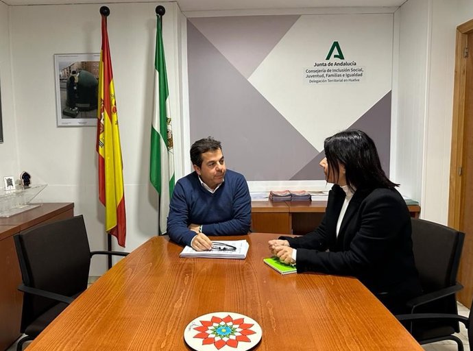 La concejal de Políticas Sociales del Ayuntamiento de Cartaya (Huelva), Silvia Robles, junto al delegado de Inclusión Social, Juventud, Familias e Igualdad de la Junta en Huelva, José Manuel Borrero.