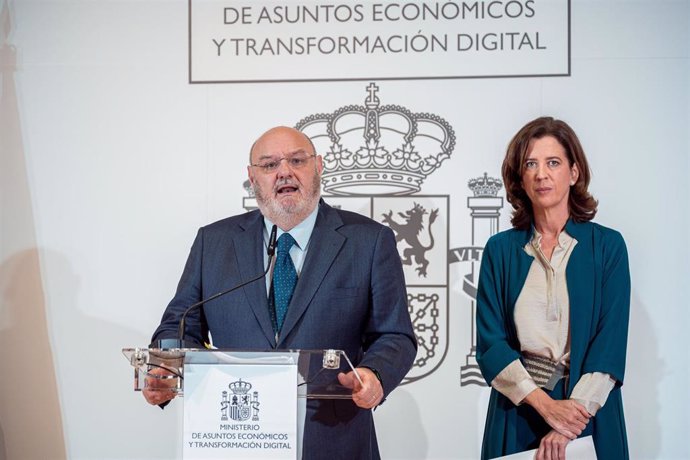 Archivo - El director general de CECA, José María Méndez y la presidenta de la Asociación Española de Banca (AEB) y presidenta de la Fundación AEB, Alejandra Kindenlán, en la sede del Ministerio de Economía, a 9 de marzo de 2023, en Madrid (España).