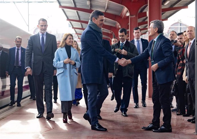 Archivo - El presidente del Gobierno de España, Pedro Sánchez (4i), saluda al hasta ahora secretario de Estado de Transportes, Movilidad y Agenda Urbana y presidente de Enaire Pedro Saura (2d), a su llegada a la inauguración de la línea de AVE Madrid-Mu