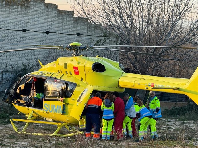 Herida grave una mujer al quedar atrapada entre su coche y un árbol en Paracuellos