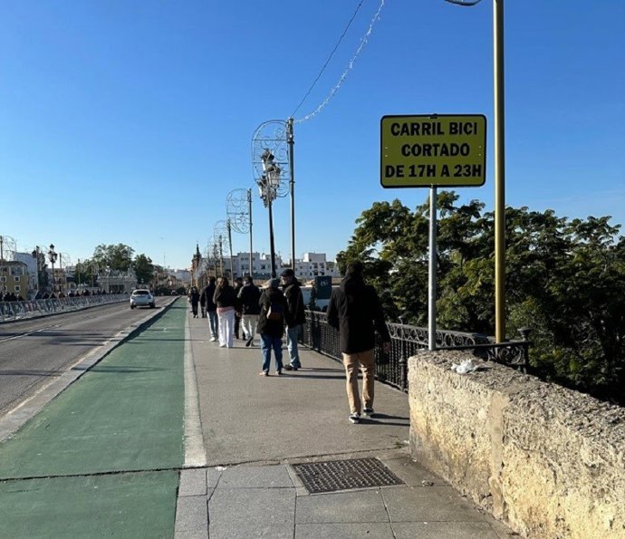 Restricciones a las bicis en el puente de Triana