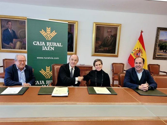 Firma del convenio entre la Fundación del Olivar y la Caja Rural de Jaén.
