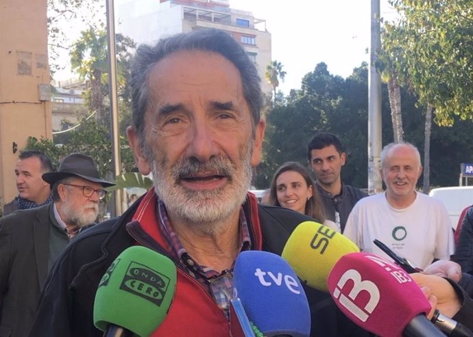 El portavoz de la Plataforma por el Transporte Público, Miguel Reyero, en declaraciones a los medios.