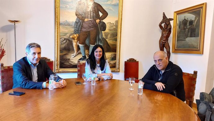 La alcaldesa de Huesca, Lorena Orduna, junto al concejal Ricardo Oliván y el presidente de 'LALIGA', Javier Tebas.