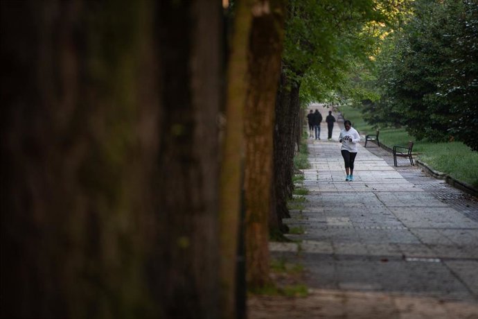 Archivo - Una mujer sale a correr en Vitoria (Álava)
