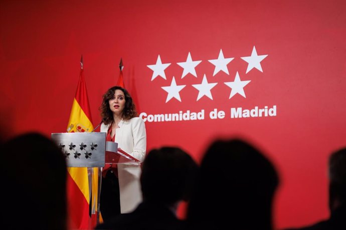 La presidenta de la Comunidad de Madrid, Isabel Díaz Ayuso, durante una rueda de prensa tras una reunión del Consejo de Gobierno de la Comunidad de Madrid, a 27 de diciembre de 2023, en Madrid (España). Ayuso ha anunciado hoy que va a solicitar al Gobie