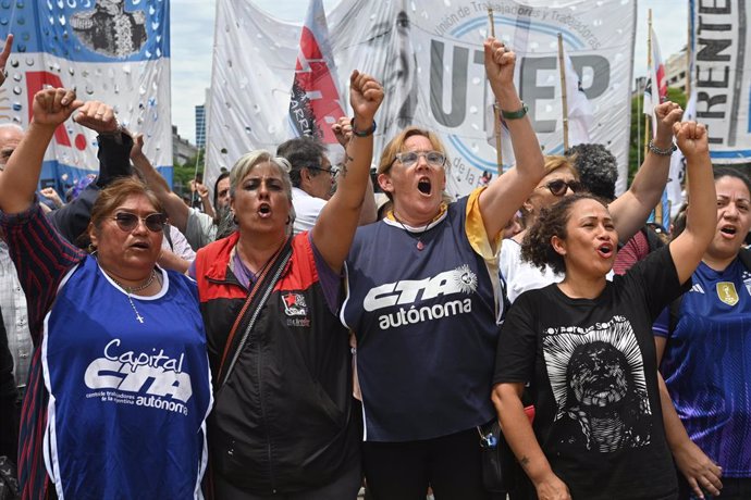 22 December 2023, Argentina, Buenos Aires: Women protest against the first measures of the new government of the ultra-liberal President Milei. Some of the measures significantly increase the cost of living of the population in a context where the lates