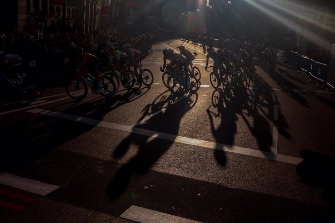 Archivo - Pelotón de ciclistas en la Vuelta a España 