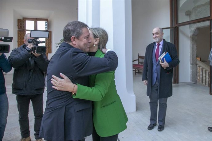 El presidente de Castilla-La Mancha, Emiliano García-Page, ha recibido, en el Palacio de Fuensalida, a la nueva delegada del Gobierno en la región, Milagros Tolón. (Fotos: A. Pérez Herrera // JCCM)