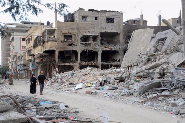 Archivo - Edificios destrozados por los bombardeos en Jan Yunis, en la Franja de Gaza