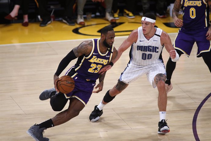 Archivo - 15 January 2020, US, Los Angeles: Los Angeles Lakers' LeBron James (L) and Orlando Magic's Aaron Gordon vie for the ball during the American NBA basketball match between Los Angeles Lakers and Orlando Magic at the Staples Center. Photo: Ringo Ch