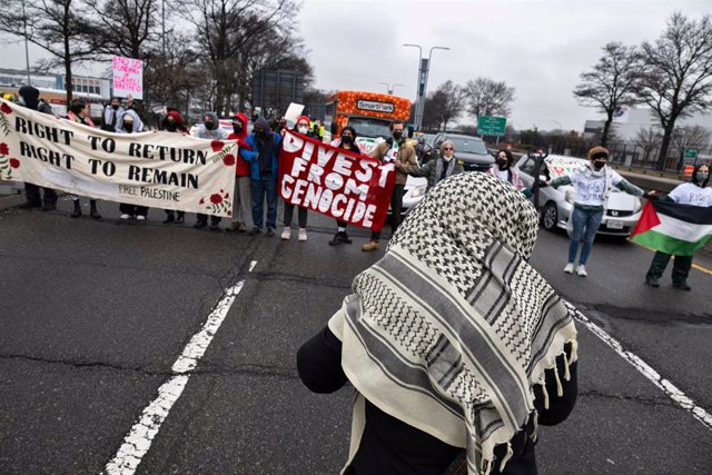 Manifestantes por palestina cerca del aeropuerto de Nueva York