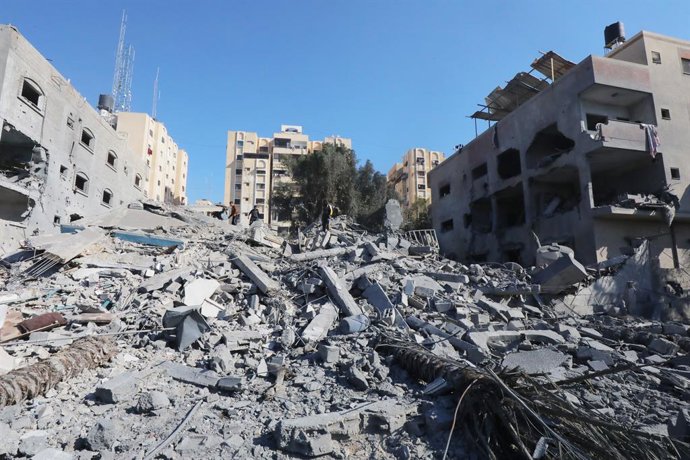 December 3, 2023, Nusairat, Gaza Strip, Palestinian Territory: Palestinians  searche in the ruins of a building in the aftermath of an overnight Israeli bombing in Nuseirat in the Central Gaza Strip on December 3, 2023. Israel carried out deadly bombard