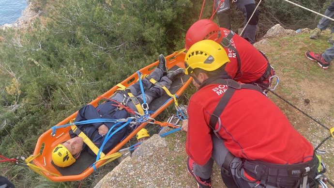 El Grupo de Rescate de Montaña de Bomberos de Mallorca realiza la cifra récord de 336 actuaciones este año.