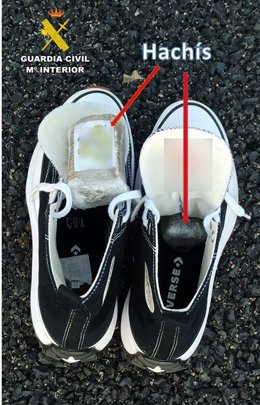 Zapatillas en las que han sido localizadas las sustancias estupefacientes.