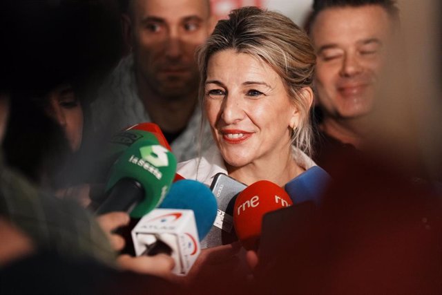 La vicepresidenta segunda y líder de Sumar, Yolanda Díaz, ofrece declaraciones a los medios de comunicación, a su llegada a un acto de precampaña electoral, en la sala Elhyar, a 15 de diciembre de 2023, en Bilbao, Vizcaya, País Vasco (España).