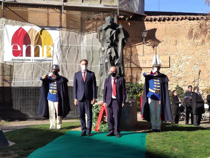 Archivo - Ofrenda floral a Unamuno en Salamanca en 2021 con la presencia, junto a su escultura, del alcalde, Carlos García Carbayo (i), y el catedrático Vicente González (d).