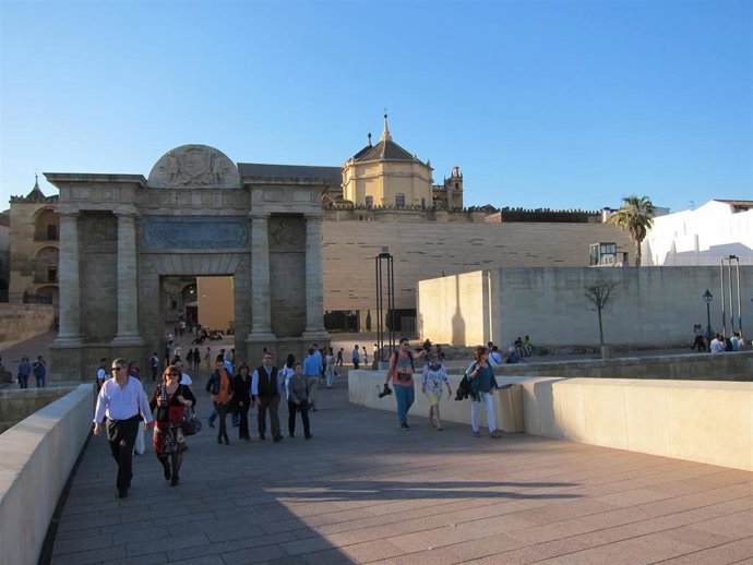 Archivo - Turistas pasean por el Puente Romano.