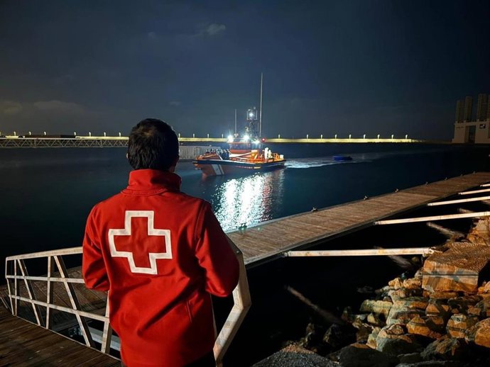 Efectivos de Cruz Roja en el Puerto de Alicante esperan la llegada de pateras interceptadas en la provincia.