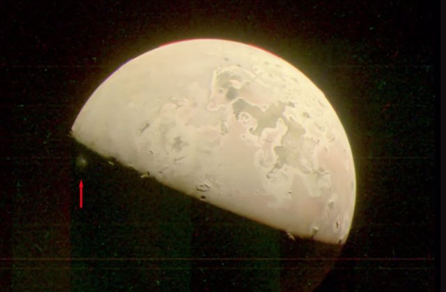 Pluma volcánica en la luna Io