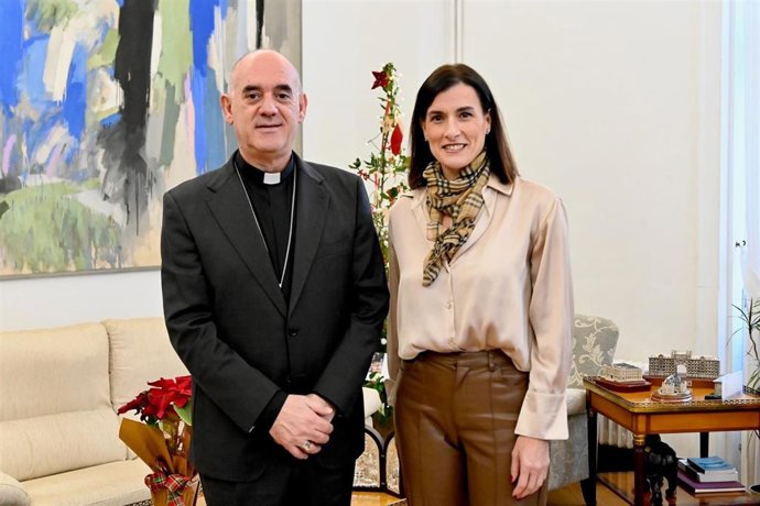 La alcaldesa, Gema Igual, y el nuevo obispo de Santander, Arturo Ros, celebran su primer encuentro institucional