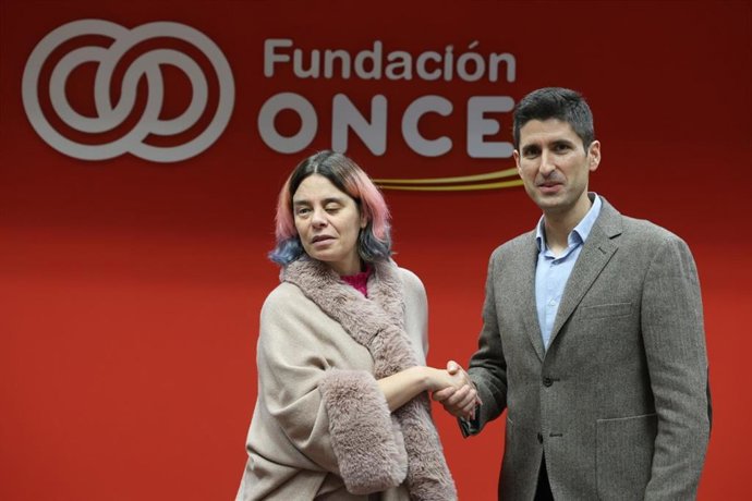 La secretaria general de Fundación ONCE, Virginia Carcedo, y el director gerente de TECSOS, Julián Andújar, en la firma del convenio entre ambas fundaciones para mejorar la inclusión social de las personas con discapacidad a través de la tecnología.