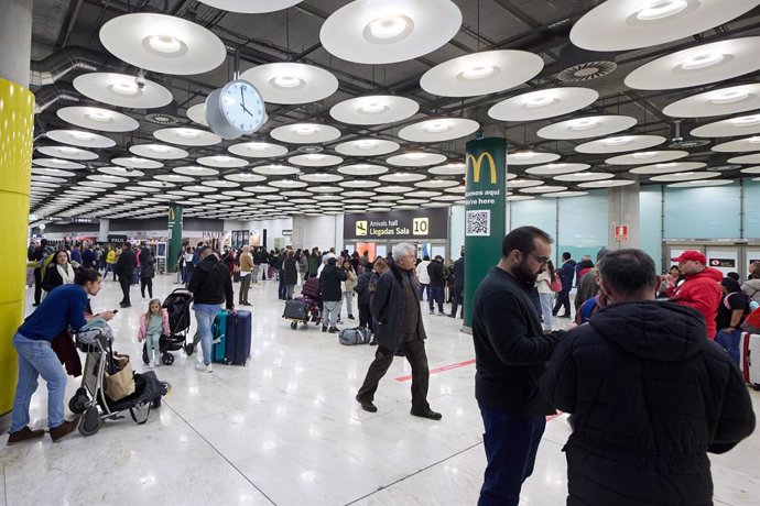 Varios viajeros en el Aeropuerto Adolfo Suárez-Madrid Barajas, a 10 de diciembre de 2023, en Madrid (España). 