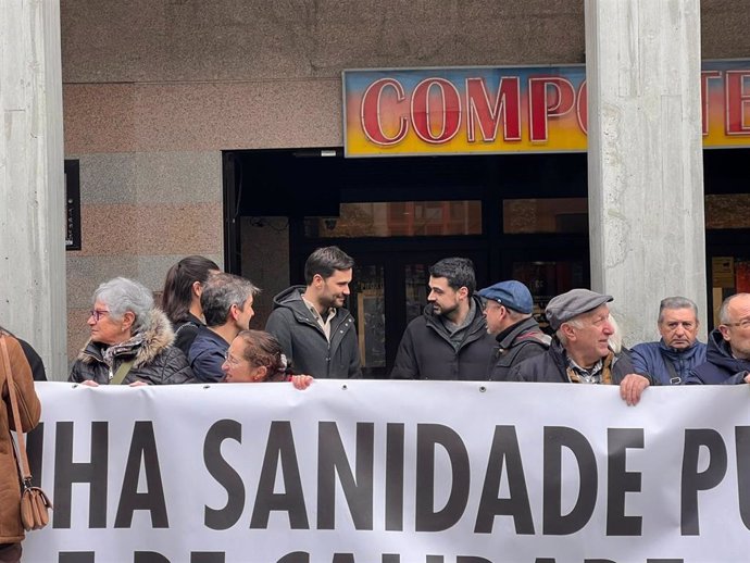 Paulo Carlos López, portavoz de Sumar Galicia, junto a Borja San Ramón, coordinador de Podemos Galicia, en la concentración de Sos SAnidade Pública