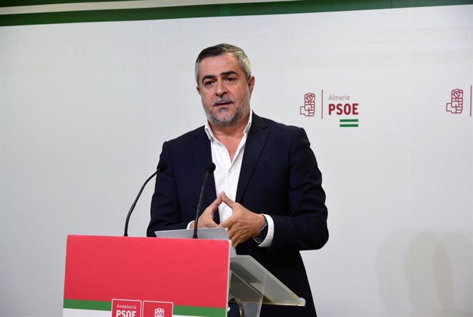 El secretario general del PSOE de Almería y diputado nacional, Juan Antonio Lorenzo.