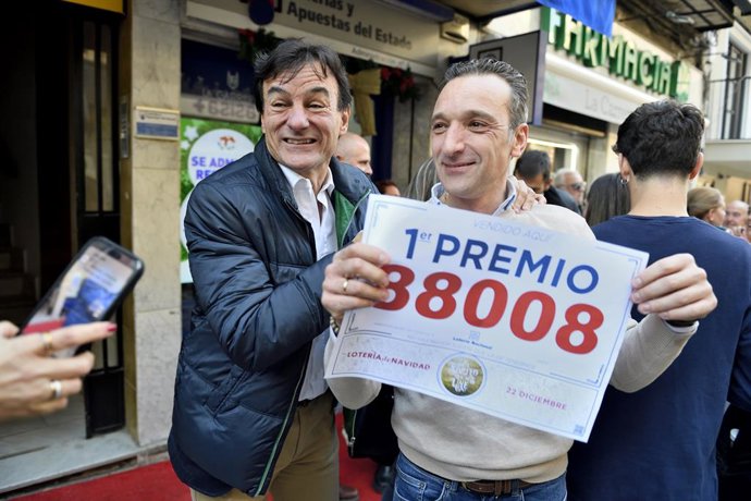 Agraciados de una administración celebran que han vendido parte del número 88008 correspondiente al Primer Premio del Sorteo Extraordinario de la Lotería de Navidad, a 22 de diciembre de 2023, en Jaén (Andalucía, España). Hoy se celebra el Sorteo Extr
