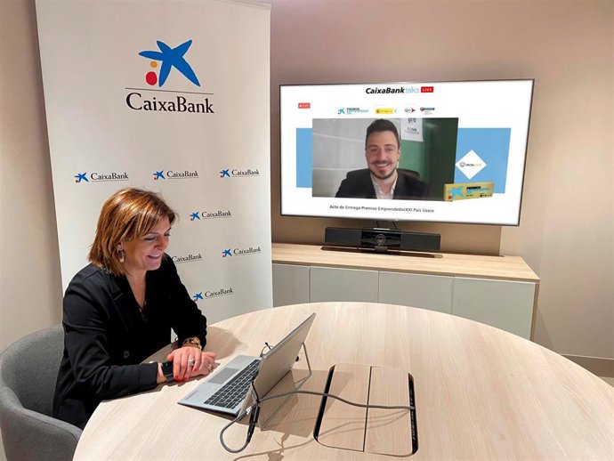 Archivo - Imagen de la directora de Desarrollo de Negocio de Empresas de CaixaBank en la zona Norte, Dorleta Ugarte y del CEO de Ironchip Telco, José Fernando.