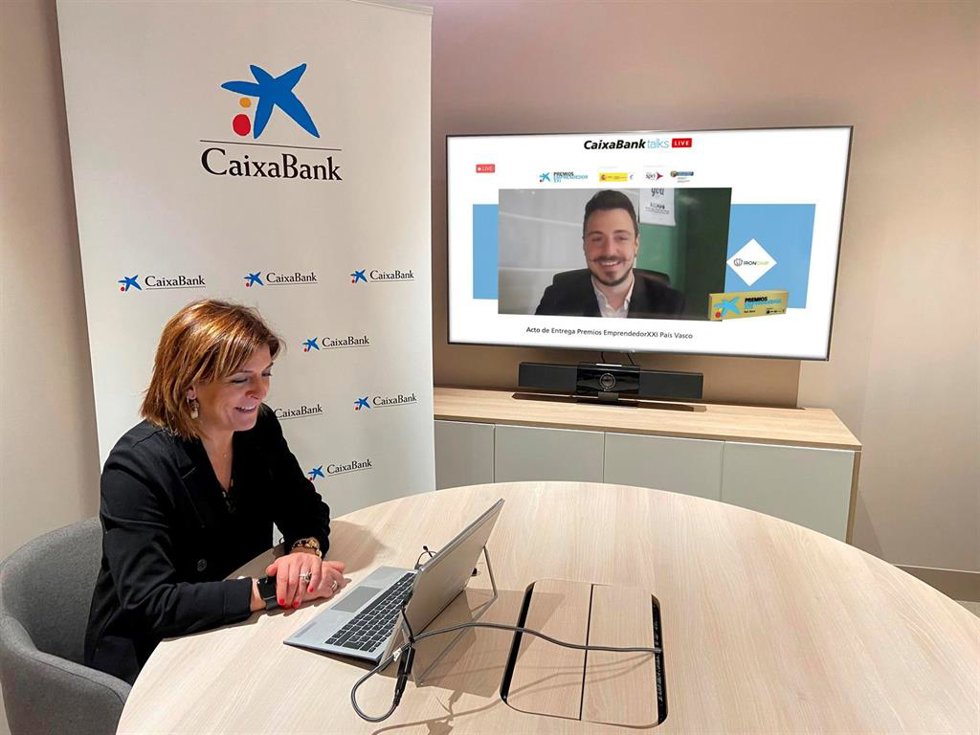 Archivo - Imagen de la directora de Desarrollo de Negocio de Empresas de CaixaBank en la zona Norte, Dorleta Ugarte y del CEO de Ironchip Telco, José Fernando.