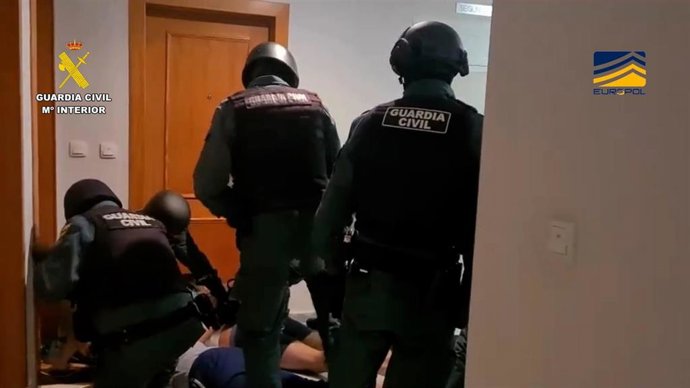 La Guardia Civil ha detenido a seis personas --cinco en España y una en Francia-- como presuntas integrantes de una organización criminal internacional dedicada a la adquisición, almacenaje y comercialización de productos fitosanitarios de uso profesion