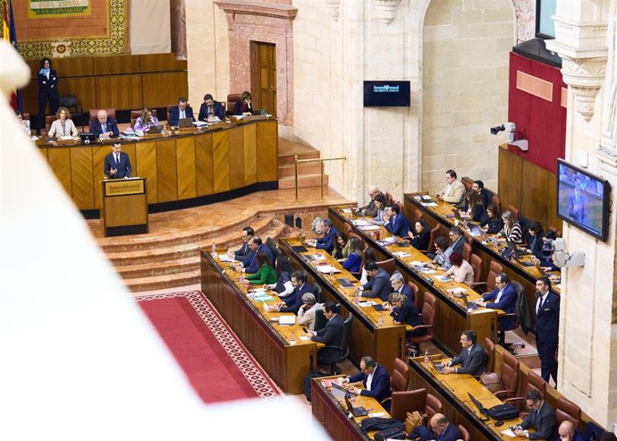 El presidente de la Junta, Juanma Moreno, interviene en el Debate sobre el estado de la Comunidad celebrado en el Parlamento andaluz en noviembre de 2023. (Foto de archivo).