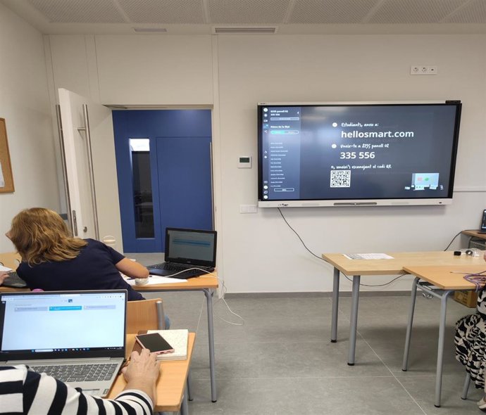 Educación aumenta la dotación de pantallas digitales en los centros concertados