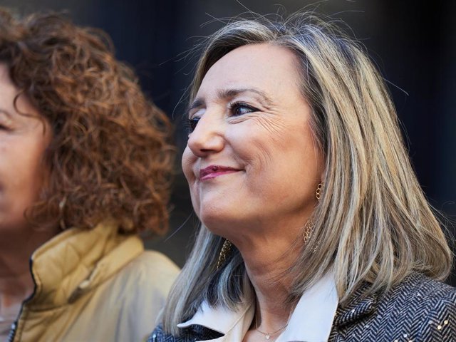 La alcaldesa de Pamplona, Cristina Ibarrola, durante una concentracíon contra la moción de censura, a 17 de diciembre de 2023, en Pamplona, Navarra (España).