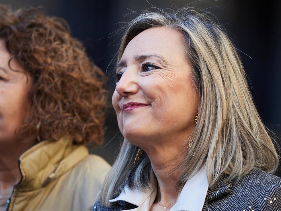 La alcaldesa de Pamplona, Cristina Ibarrola, durante una concentracíon contra la moción de censura, a 17 de diciembre de 2023, en Pamplona, Navarra (España).