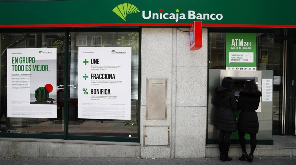 Archivo - Imagen de archivo de una sucursal de Unicaja.
