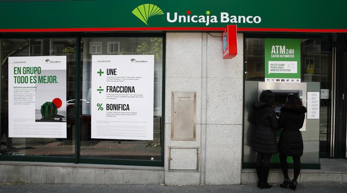 Archivo - Imagen de archivo de una sucursal de Unicaja.