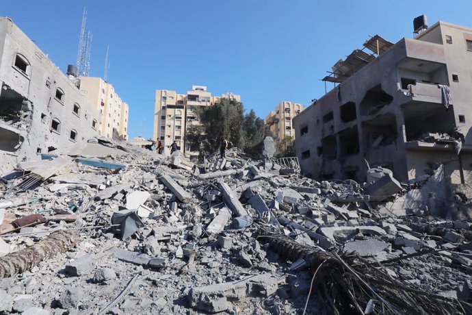 December 3, 2023, Nusairat, Gaza Strip, Palestinian Territory: Palestinians  searche in the ruins of a building in the aftermath of an overnight Israeli bombing in Nuseirat in the Central Gaza Strip on December 3, 2023. Israel carried out deadly bombardme