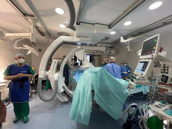Se estima que alrededor de un millar de pacientes cada año puedan beneficiarse de este quirófano híbrido pionero en Andalucía para intervenciones de angiología y cirugía vascular, que cuenta con los equipos especializados para este tipo de operaciones