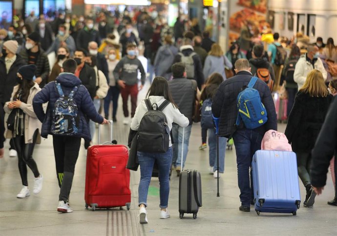 Archivo - Varios viajeros en la Estación de Atocha, a 30 de diciembre de 2021, en Madrid
