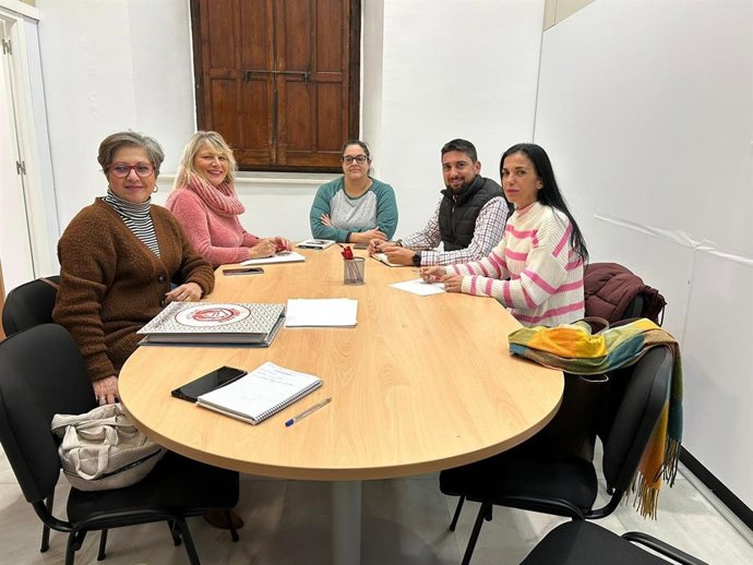 Izquierda Unida se ha reunido con la asociación animalista Buscando a Karen en el Ayuntamiento de Sevilla.